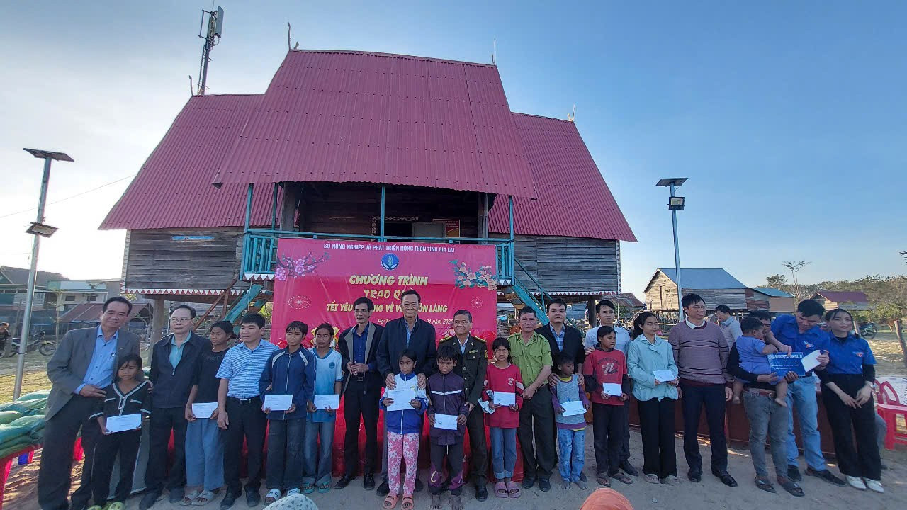 ผู้บริหารเขตเอียปาและหน่วยงานภายใต้กระทรวงเกษตรและพัฒนาชนบท มอบเงินช่วยเหลือแก่เด็กนักเรียนยากจนแต่ขยันเรียน 10 คนในหมู่บ้านที่ 5 ภาพ: เหงียน เดียป z6243914077256-0d8fdaffc74fd6719370941884272af6.jpg