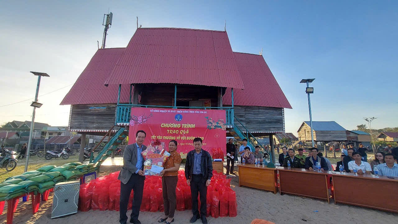 นายหลิว จุง เหงีย ผู้อำนวยการกรมเกษตรและพัฒนาชนบท มอบของขวัญให้แก่ตัวแทนประชาชนหมู่บ้านที่ 5 ภาพ: เหงียน เดียป z6243906871656-3b31404426734527538a9b671569169a.jpg