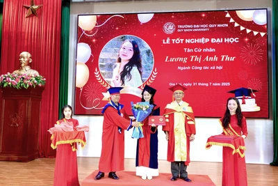 Trường Đại học Quy Nhơn trao bằng tốt nghiệp đại học hệ chính quy đợt 1 năm 2025 cho tân cử nhân. Ảnh: Nhật Trường
