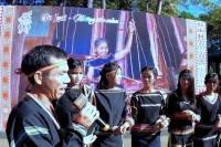 Nghệ nhân Nay Thơi biểu diễn tiết mục hát dân ca trong chương trình “Sắc màu văn hóa Gia Lai-Bảo tồn và phát triển”. Ảnh: N.M