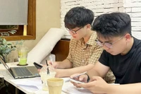 Em Nguyễn Lê Gia Huy (bìa phải, học sinh Trường THPT Phan Bội Châu, TP. Pleiku) cùng bạn học tập, làm việc nhóm tại một quán cà phê. Ảnh: H.B