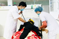 Việc bạo hành không chỉ gây tổn hại về sức khỏe, tính mạng nhân viên y tế mà còn ảnh hưởng nghiêm trọng đến môi trường làm việc an toàn, chất lượng khám-chữa bệnh cho người dân. Ảnh: N.N
