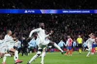 Real Madrid vào tứ kết Champions League sau loạt luân lưu may rủi