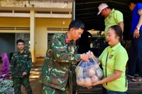 Hội Nông dân phường Hội Thương trao tặng nhu yếu phẩm cho cán bộ, chiến sĩ Trung đoàn 48 (Sư đoàn 320, Quân đoàn 34). Ảnh: C.H