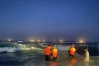 Trong 1 ngày, có tới 13 người bị sóng biển cuốn trôi ở Quảng Ngãi