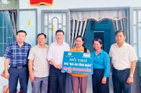 Chị Ksor H’Bloan (thứ 3 từ phải sang) được Tổng Công ty Địa ốc Sài Gòn-TNHH một thành viên hỗ trợ xây nhà “Mái ấm Công đoàn”. Ảnh: U.N