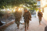 Israel tấn công Hezbollah dồn dập