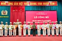 Thiếu tướng Rah Lan Lâm-Ủy viên Ban Thường vụ Tỉnh ủy, Giám đốc Công an tỉnh trao quyết định cho các cán bộ được điều động, bổ nhiệm. Ảnh: Nông Hòa