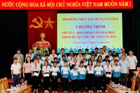 Thường trực HĐND huyện bổng cho học sinh vượt khó, học giỏi. Ảnh: Minh Thoan