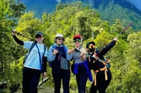 Giới trẻ leo núi, đi bộ xuyên rừng dịp nghỉ lễ