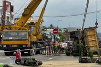 CLIP: Xe tải lao vào 4 nhà dân ven Quốc lộ 1, nhiều người thương vong
