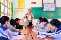 Trong quá trình giảng dạy, thầy Phan Thanh Bình lồng ghép nhiều hình ảnh, âm thanh và các video trực quan giúp học sinh dễ tiếp cận bài học. Ảnh: T.D