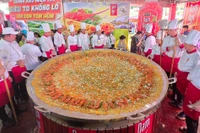 Du khách hào hứng thưởng thức bánh xèo khổng lồ có nhân 100 con tôm hùm