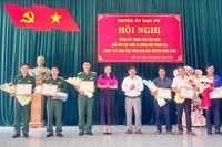Lãnh đạo huyện Đak Pơ tặng giấy khen cho các tập thể có thành tích xuất sắc trong công tác dân vận năm 2024
