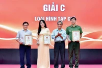 Giảng viên Lê Thị Tình được trao giải C tại cuộc thi “Chính luận về bảo vệ nền tảng tư tưởng của Đảng, đấu tranh phản bác các quan điểm sai trái, thù địch” năm 2023 (ảnh nhân vật cung cấp).