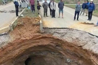 Liên tiếp xuất hiện 7 'hố tử thần', công bố tình huống khẩn cấp về thiên tai