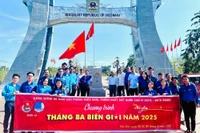 Đoàn công tác Quận 12 (TP. Hồ Chí Minh) chụp hình tại cột mốc ở Cửa khẩu Quốc tế Lệ Thanh (huyện Đức Cơ). Ảnh: Phan Lài