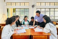Thầy Nguyễn Viết Tài-Bí thư Đoàn trường THPT Ya Ly (huyện Chư Păh) hướng dẫn học sinh lớp 12 ôn tập môn Giáo dục kinh tế và pháp luật. Ảnh: M.N
