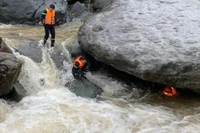 200 người đang tìm hai mẹ con bị lũ cuốn ở Sơn La