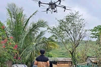 Nông dân ứng dụng drone