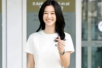 'Điên nữ' Seo Ye Ji đến Đà Nẵng, khoe quà fan Việt tặng