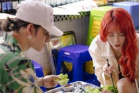 Hoàng tử lai Kpop tới Việt Nam ra MV cùng cháu gái Phan Hiển, ăn gỏi cuốn ở chợ Bến Thành