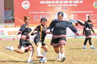 Nữ cầu thủ dân tộc thiểu số nuôi đam mê sân cỏ