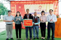 Thay mặt Tỉnh ủy, HĐND, UBND, Ủy ban MTTQ Việt Nam tỉnh, Phó Chủ tịch UBND tỉnh Nguyễn Thị Thanh Lịch (thứ 2 từ phải sang) trao tặng phần quà cho buôn Chư Krih, xã Chư Drăng, huyện Krông Pa. Ảnh: Yến Thụy