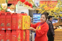 Bạn Nguyễn Thị Kim Phượng tranh thủ kiếm thêm thu nhập từ công việc thời vụ dịp cuối năm tại Siêu thị Co.op Mart Pleiku. Ảnh: H.H