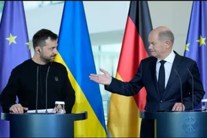 Tổng thống Ukraine Zelenskyy và Thủ tướng Đức Olaf Scholz tại Phủ Thủ tướng ở Berlin, Đức, ngày 11/10 (Ảnh: AP)