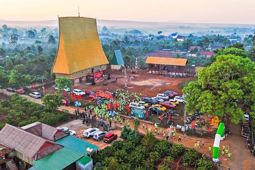 Làng Kép 1 tổ chức ăn trâu mừng nhà rông mới