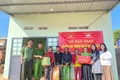 Các đơn vị bàn giao căn nhà tình thương cho hộ gia đình bà Der (làng Kon Chrah, xã Hra). Ảnh: ĐVCC
