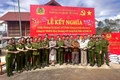 Phòng Cảnh sát Quản lý hành chính về trật tự xã hội và Công ty Huy Hoàng kết nghĩa với làng Kuk Đak