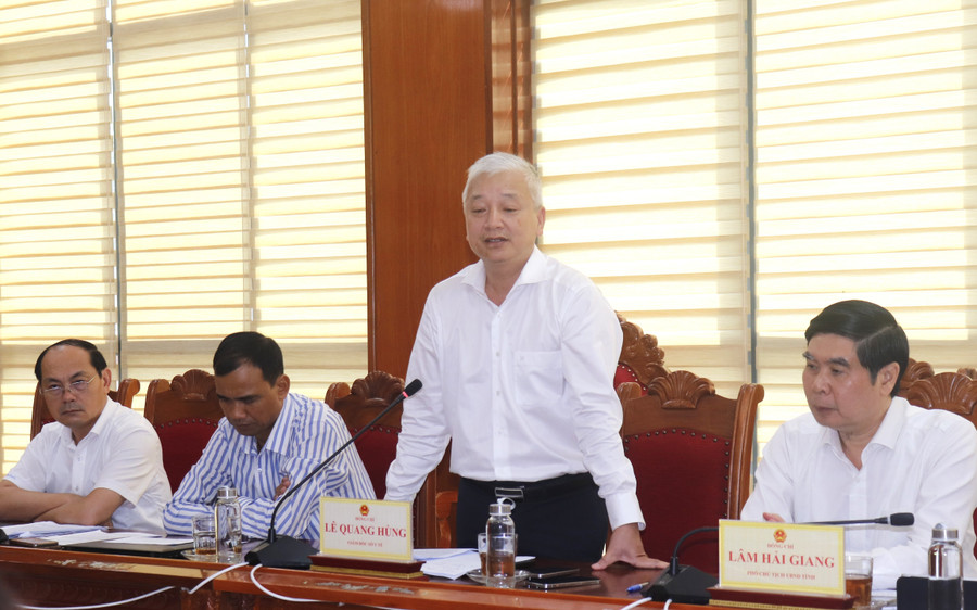 Giám đốc Sở Y tế Lê Quang Hùng báo cáo tại buổi làm việc. Ảnh: M.H 2.jpg