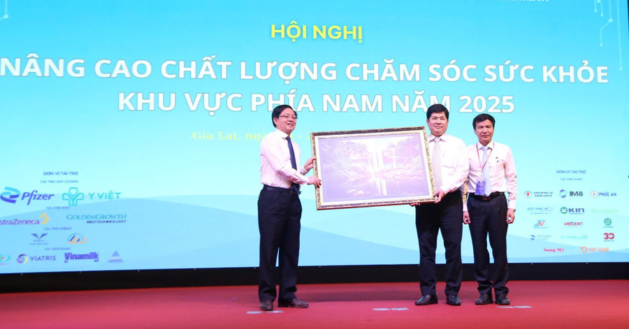 Bí thư Tỉnh ủy Hồ Quốc Dũng (bìa trái) tặng quà lưu niệm cho Hội đồng chuyên môn Bảo vệ chăm sóc sức khỏe cán bộ Trung ương miền Nam. Ảnh: M.H 6.jpg