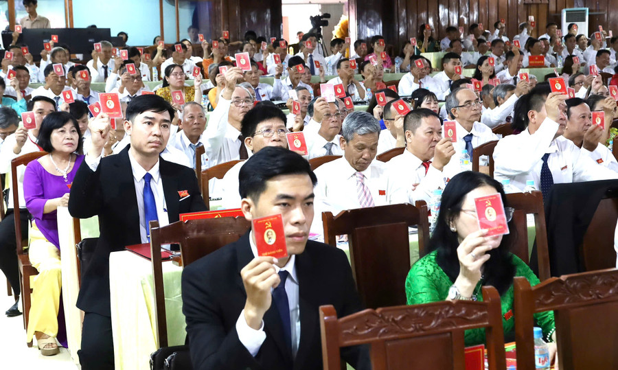 Các đại biểu biểu quyết thông qua Nghị quyết Đại hội. Ảnh: NGUYỄN DŨNG 4.jpg