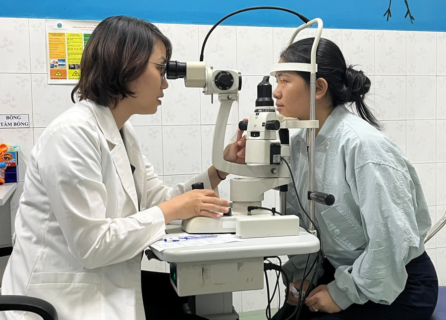 Điều trị cho bệnh nhân tại Bệnh viện Mắt Bình Định. Ảnh: M.H 1.jpg