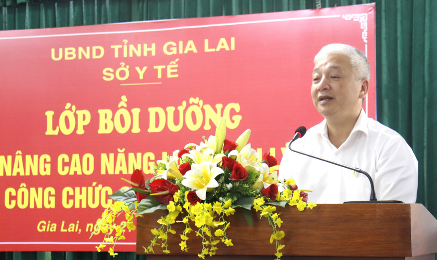Giám đốc Sở Y tế Lê Quang Hùng phát biểu khai mạc lớp bồi dưỡng. Ảnh: M.H 1.jpg