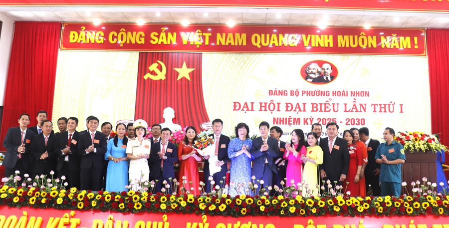 Ban Chấp hành Đảng bộ phường Hoài Nhơn nhiệm kỳ 2025 - 2030 ra mắt Đại hội. Ảnh: M.H 6.jpg