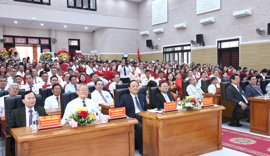 Các đồng chí lãnh đạo tỉnh, nguyên lãnh đạo tỉnh dự Đại hội. Ảnh: Nguyễn Dũng 2.jpg