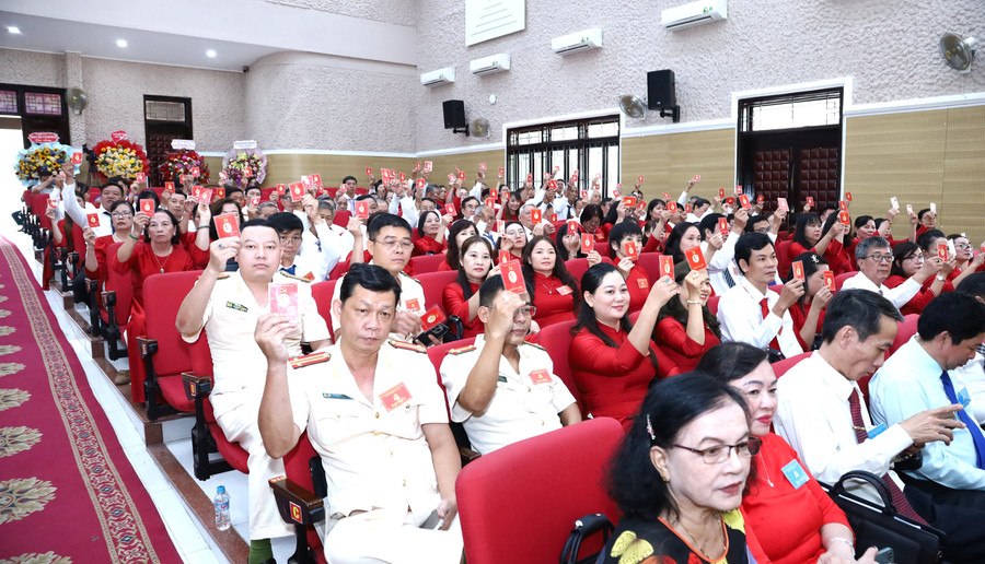 Đại biểu biểu quyết thông qua chỉ tiêu, nhiệm vụ, giải pháp trọng tâm. Ảnh: Nguyễn Dũng 5.jpg