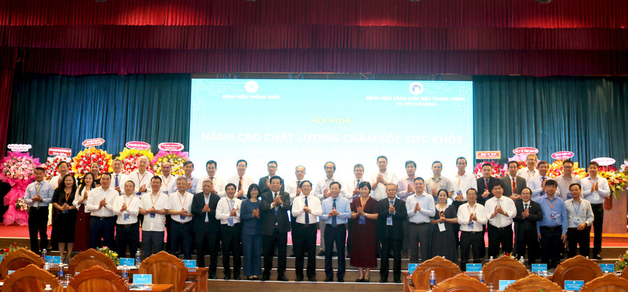 Các đại biểu Trung ương và tỉnh, thành dự hội nghị chụp ảnh lưu niệm. Ảnh: M.H 8.jpg