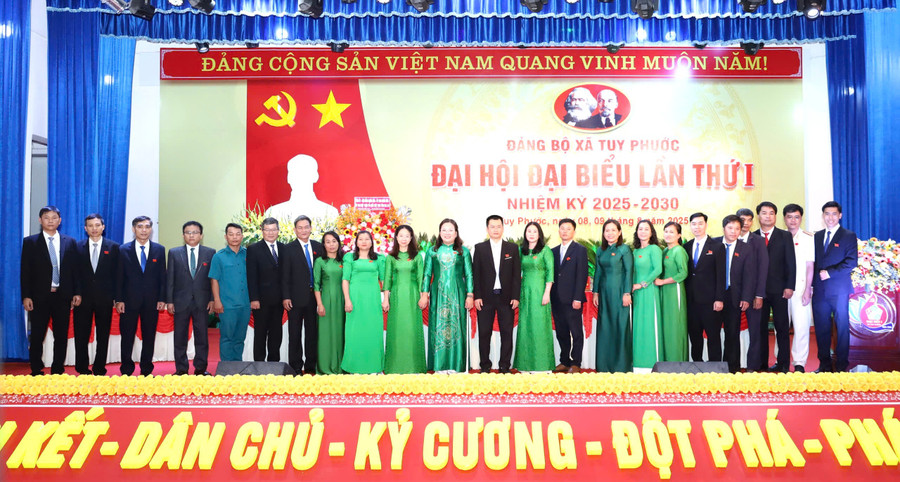 Ban Chấp hành Đảng bộ xã Tuy Phước nhiệm kỳ 2025 - 2030 ra mắt Đại hội. Ảnh: NGUYỄN DŨNG 5.jpg
