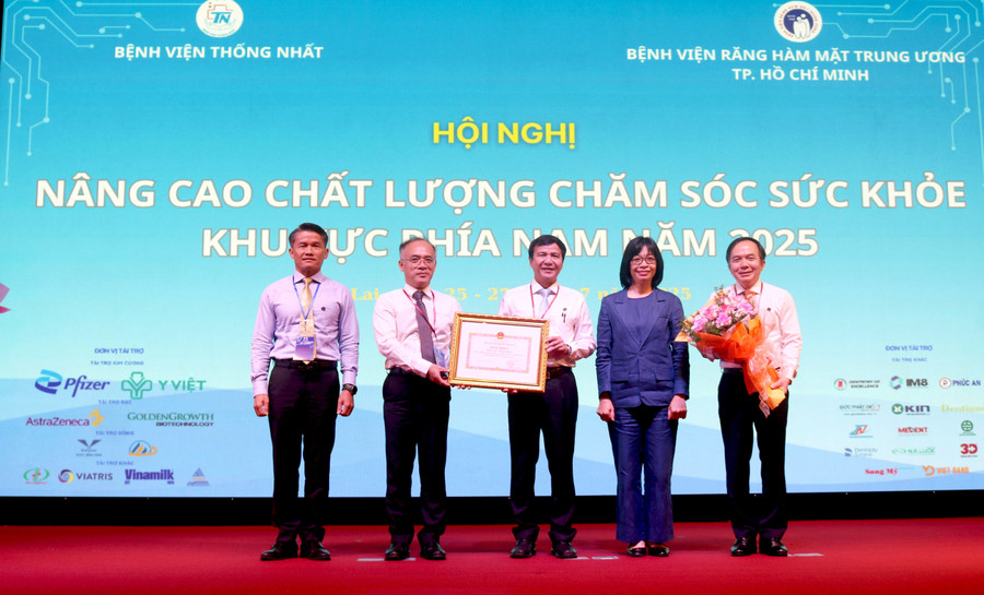 Phó Chủ tịch UBND tỉnh Nguyễn Thị Thanh Lịch (thứ 2 từ phải sang) trao Bằng khen của Chủ tịch UBND tỉnh Gia Lai cho Bệnh viện Thống Nhất. Ảnh: M.H 7.jpg