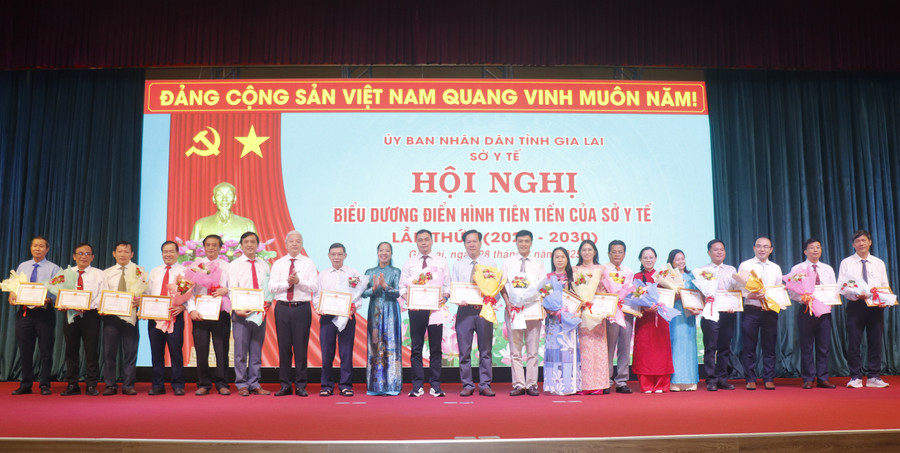 Lãnh đạo Sở Y tế khen thưởng các tập thể có thành tích xuất sắc trong phong trào thi đua giai đoạn 2020 - 2025. Ảnh: M.H 1.jpg