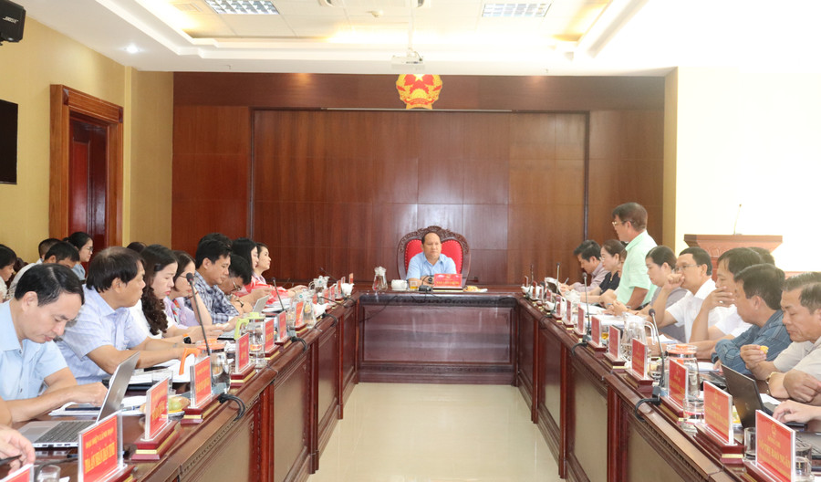 Đại biểu thảo luận tại phiên họp. Ảnh: M.H 1.jpg