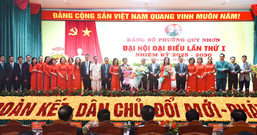 Đồng chí Rah Lan Chung-Phó Bí thư Thường trực Tỉnh ủy, Chủ tịch HĐND tỉnh Gia Lai (thứ 9 từ phải sang) chúc mừng Ban Chấp hành Đảng bộ phường Quy Nhơn, nhiệm kỳ 2025-2030. ẢNH: D.NHÂN 5.jpg