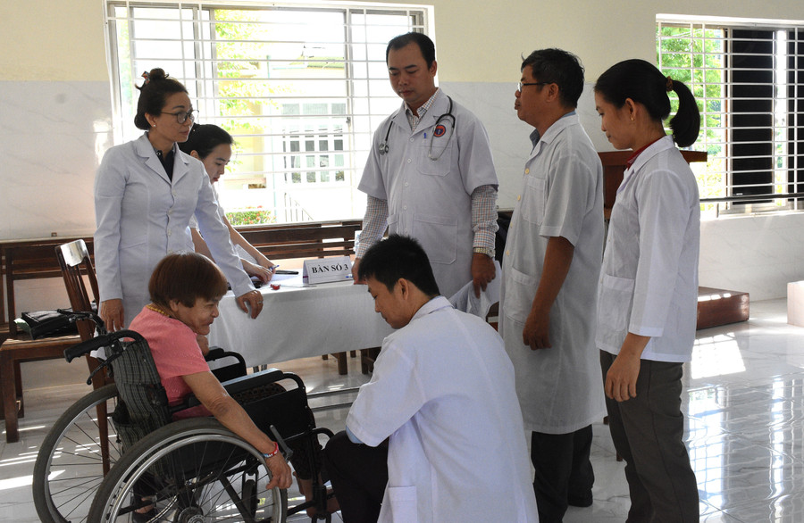 Cán bộ y tế khám sàng lọc và đánh giá các chức năng vận động ở người khuyết tật tại Trung tâm Công tác xã hội và Bảo trợ xã hội An Nhơn. Ảnh: Ngô Thu Hiền 1.jpg
