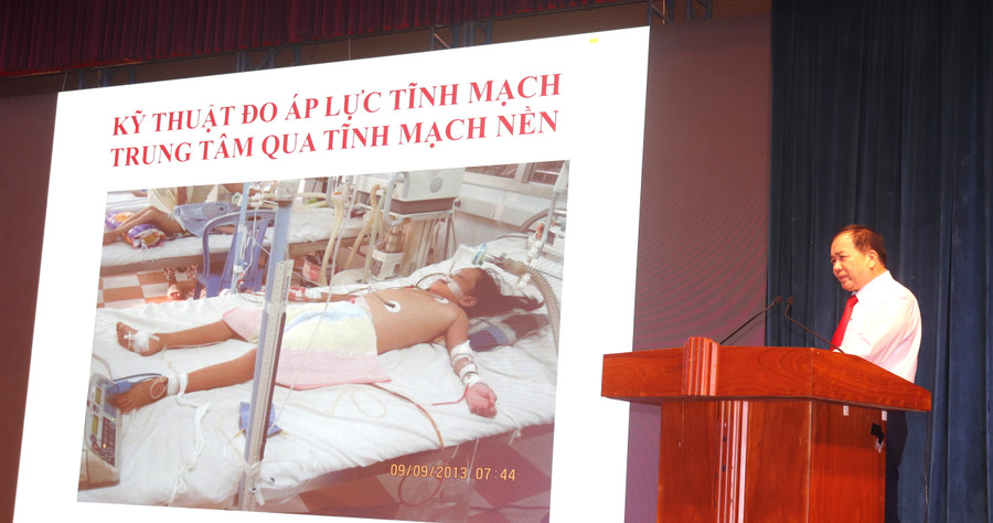 Thầy thuốc Ưu tú - bác sĩ chuyên khoa II Phạm Văn Dũng, Trưởng khoa Nhi, Bệnh viện Đa khoa trung tâm tỉnh Gia Lai, chia sẻ về những thành tựu trong phát triển chuyên môn sâu điều trị nhi khoa, giảm tỷ lệ chuyển tuyến. Ảnh: M.H 4.jpg