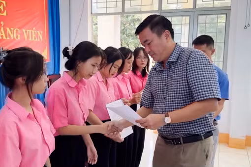 Bí thư Huyện ủy Chư Sê Lý Anh Sang trao quyết định kết nạp đảng cho học sinh Trường THPT Trần Cao Vân . Ảnh: Minh Lý